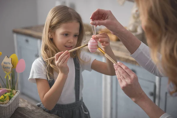 Linda niña preparándose para las vacaciones con su mamá —  Fotos de Stock