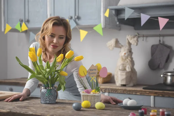 stock image Woman is looking at bouquet of flowers