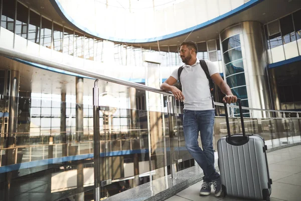 Volle Länge Eines Netten Hinduistischen Mannes Der Sein Gepäck Flughafen — Stockfoto