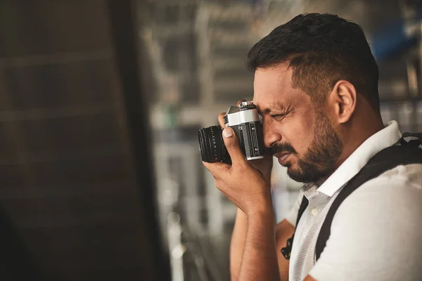 Κοντινό πλάνο του μια ευχάριστη ινδουιστικό άνθρωπος κάνοντας φωτογραφίες — Φωτογραφία Αρχείου