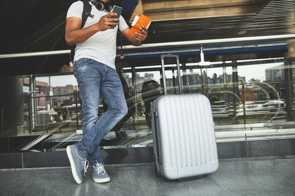 Bajo ángulo de un equipaje de plástico plateado en el aeropuerto —  Fotos de Stock