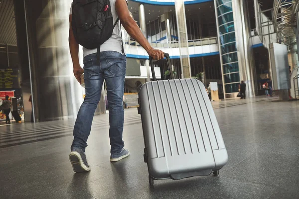 Bajo ángulo de un equipaje de plata llevado por un turista masculino —  Fotos de Stock