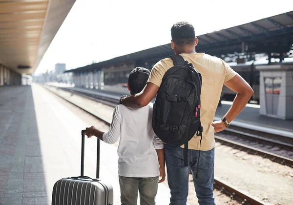 Vista trasera del padre amoroso y su hijo en la estación de tren — Foto de Stock