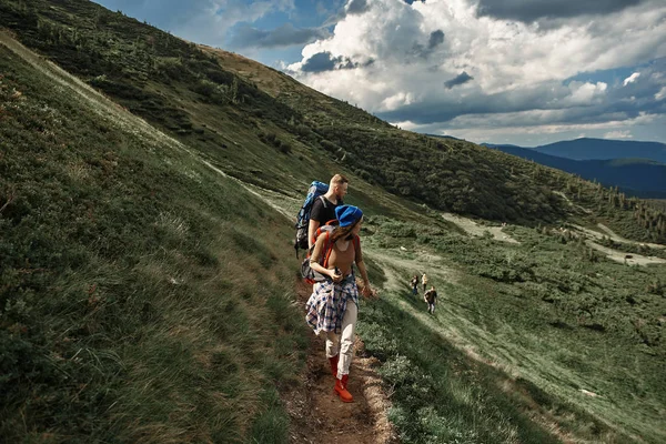 Paar Wandelen Met Rugzakken Langs Smalle Weg Naar Boven Draaien — Stockfoto