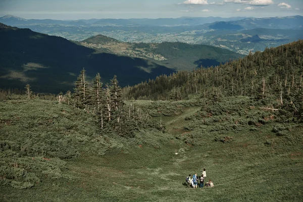 Группа из пяти туристов отдыхает в высокогорной долине — стоковое фото