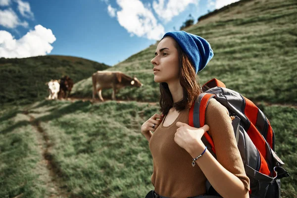セレナ女性リュックサックと山の中歩いています。 — ストック写真