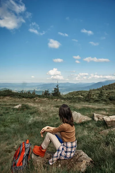 若い女性は山岳風景でリラックス — ストック写真