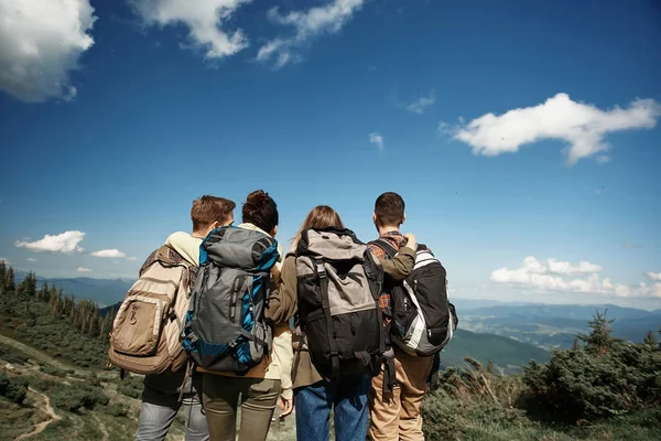 Twee Vrouwen Twee Mannen Permanent Peak Met Focus Rug Kijken — Stockfoto