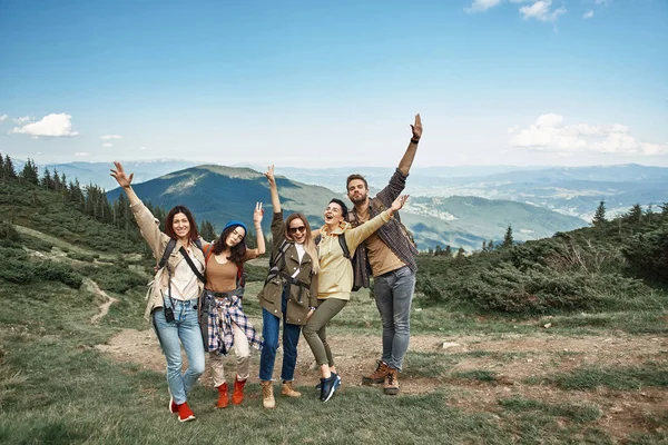 Весела група туристів чудово проводить час у горах — стокове фото