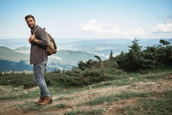 Θετικός άνθρωπος πεζοπορία με σακίδιο στην ορεινή περιοχή — Φωτογραφία Αρχείου