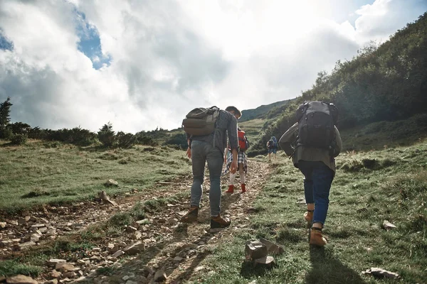 Dappere backpackers klim bovenop aan het doen zijn — Stockfoto