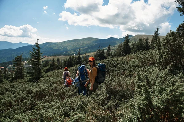 Actieve toeristische groep is het verkennen van hoge bergen — Stockfoto