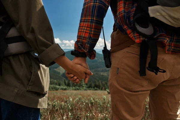 Пара соединяет руки во время поездки в Хайленд — стоковое фото