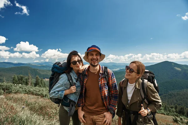 Vrolijke vrienden zijn actieve tijd in de natuur — Stockfoto