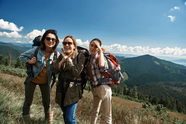 Lachende vrouw reist via highland samen — Stockfoto