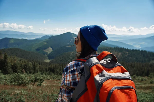 Klidná samice batohem je trávit čas v horách — Stock fotografie