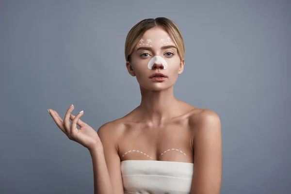 Mujer tranquila mirando confiado y esperando la cirugía plástica — Foto de Stock