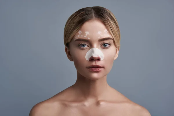 : Retrato de la mujer antes de la cirugía que tiene la nariz sangrante — Foto de Stock