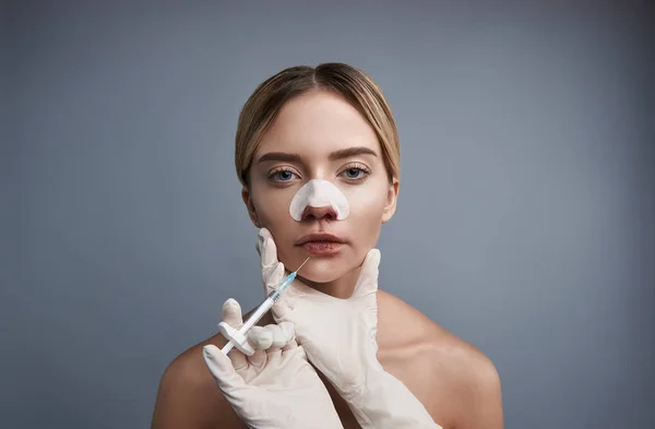 Portret van de jonge dame krijgen injectie in haar lip — Stockfoto