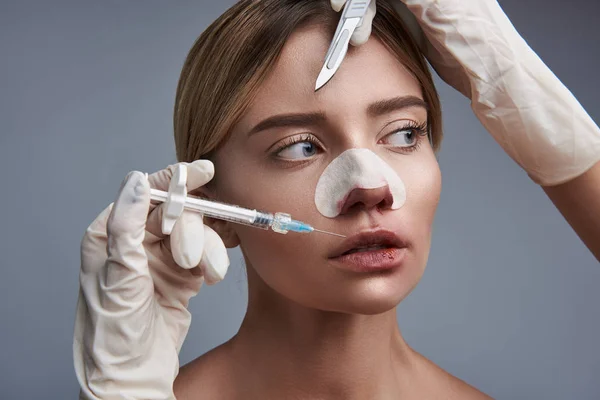 Vážné pacient při pohledu do dálky před její plastické chirurgie — Stock fotografie