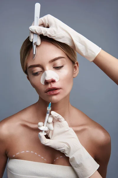 Ernstige vrouw haar hoofd leunen terwijl het voorbereiden van de plastische chirurgie — Stockfoto