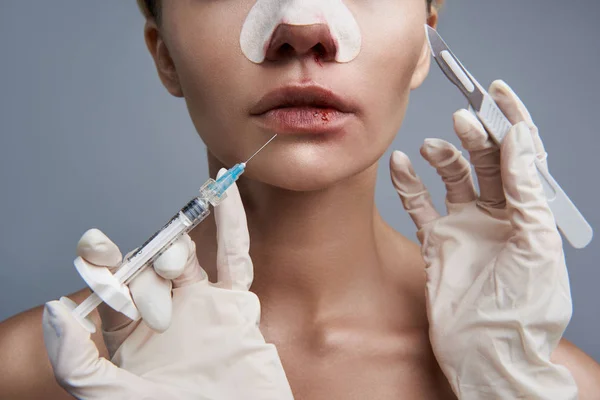A fiatal nő a plasztikai műtét előtt közelről — Stock Fotó