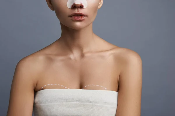 Молодая женщина готовится к увеличению груди и носить белое полотенце — стоковое фото