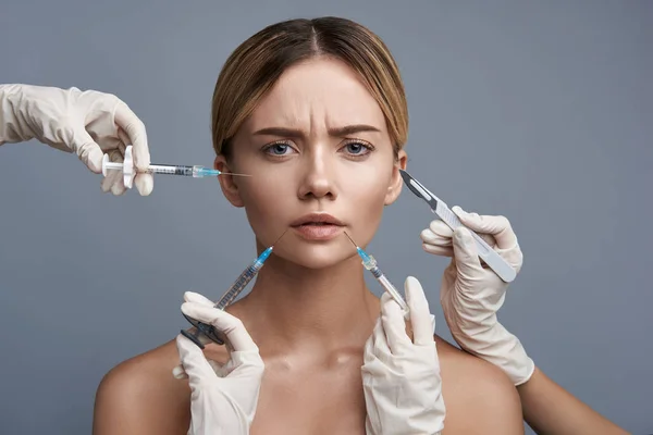 Ernstige vrouw met drie injecties voordat de operatie — Stockfoto
