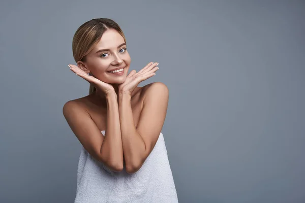 Jovencita Satisfecha Sintiéndose Satisfecha Con Estado Piel Sonriendo Mientras Está — Foto de Stock