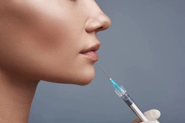 Detailní záběr z injekční stříkačky s ret injekce pro mladou dámu — Stock fotografie