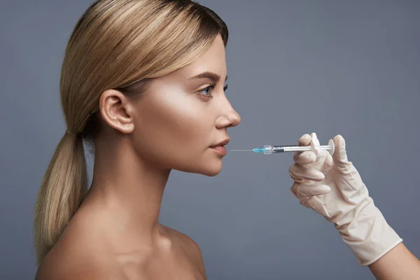 Close up van langharige vrouw krijgen injecties in haar lip — Stockfoto