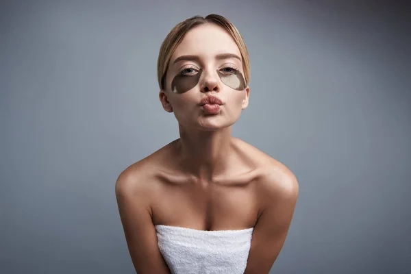 Adorável senhora usando toalha e enviando beijo de ar — Fotografia de Stock