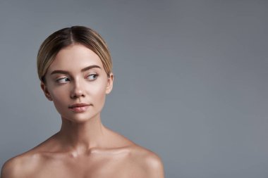 Sola arıyorsunuz ve baktılar duygu meraklı kadın