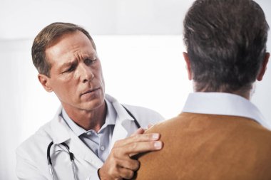 Doktor hastasına omuz eklemi incelenmesi