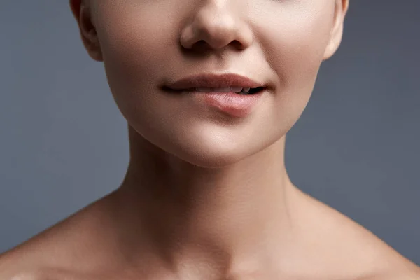 Close up van de lippen van jonge mooie vrouw — Stockfoto