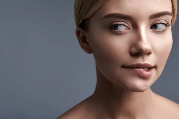 Nahaufnahme einer nachdenklichen Dame, die in ihre Lippe beißt und nach rechts schaut — Stockfoto