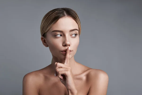 Cautela donna premendo il dito alle labbra e mantenere il silenzio — Foto Stock