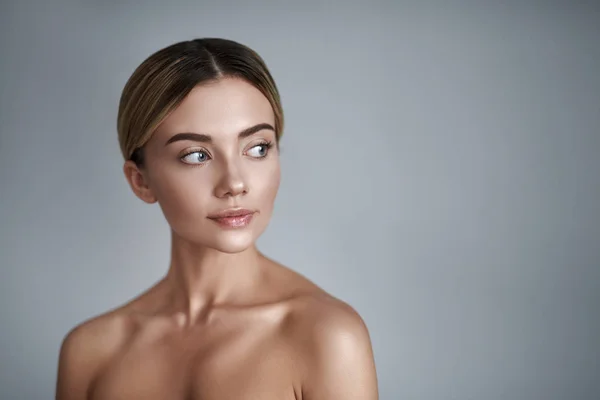 Bella dama mirando a la distancia y sonriendo — Foto de Stock