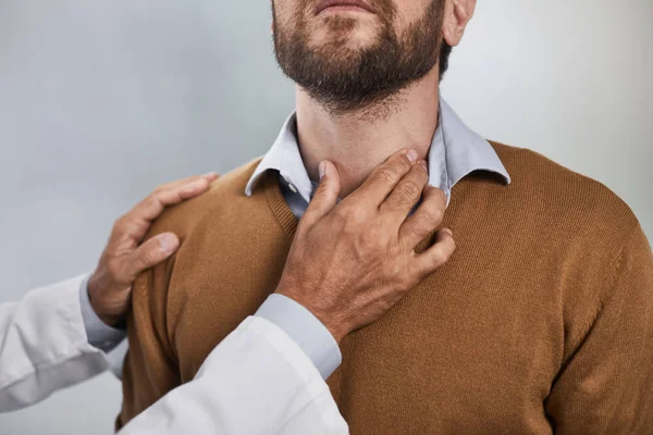 Bärtige männliche Patientin beißt auf Arztpraxis ein — Stockfoto