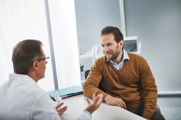 Médico adulto falando com um paciente sorridente — Fotografia de Stock