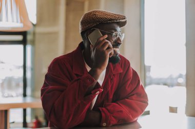 Evet ve mutlu bir şekilde gülümseyerek neşeli adam