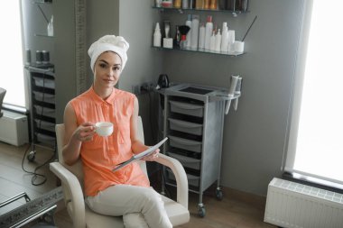 Genç güzel kız güzellik salonunda rahatlatıcı