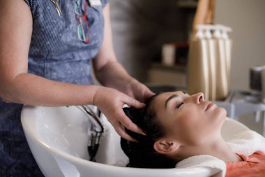 Kaygısız salon su arıtma sırasında rahatlatıcı bir kadındır