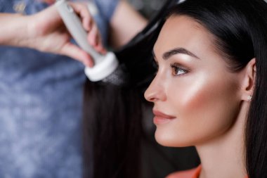 Sırıtan Bayan Kuaför zaman harcamaktadır