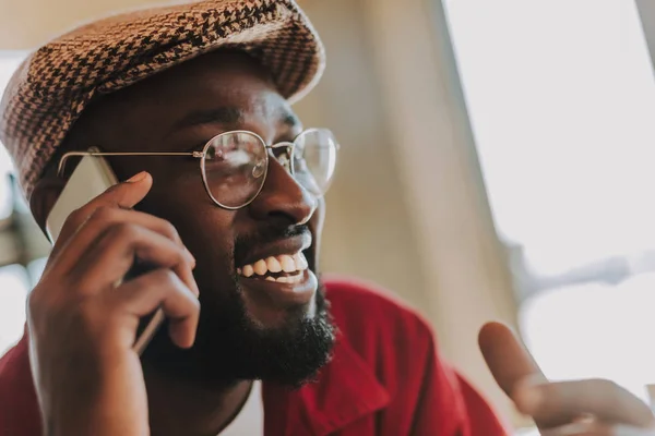 Primer plano del hombre feliz sonriendo y teniendo una agradable charla telefónica —  Fotos de Stock