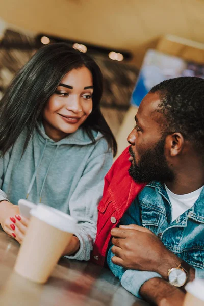 Gros plan de jeune couple parlant tout en buvant du café — Photo