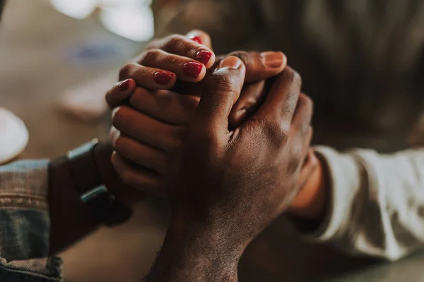 Primer plano de dos pares de manos juntas y buscando romántico — Foto de Stock