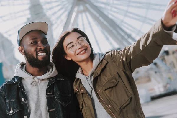 Gros plan de jeunes amis internationaux debout dans la rue — Photo