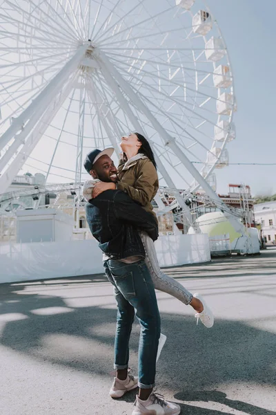 Volle Länge eines positiven afroamerikanischen Mannes mit seiner netten Freundin — Stockfoto