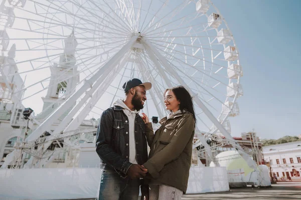 Fröhliches junges Paar steht neben Riesenrad — Stockfoto